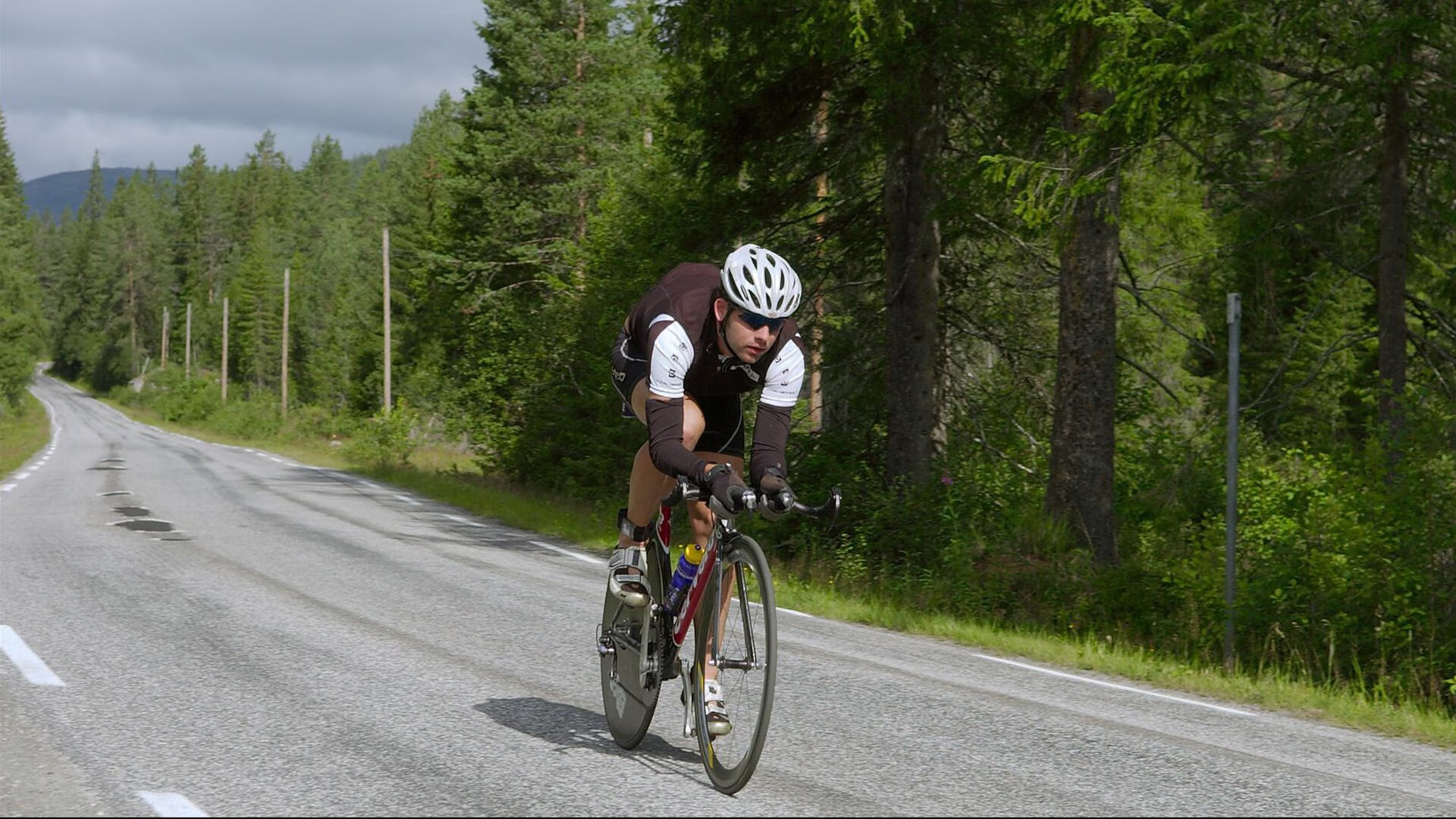 赛道上的毫厘之争，哈斯车队险胜雷诺，佩雷兹带队书写逆袭传奇